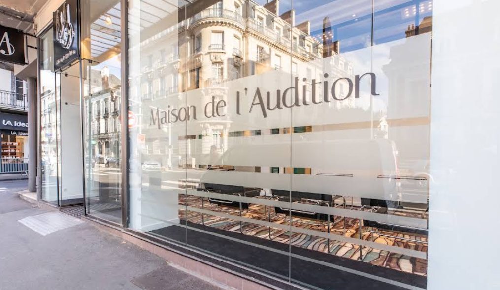 Vitrine d'un centre Maison de l'Audition, logo sur la vitre